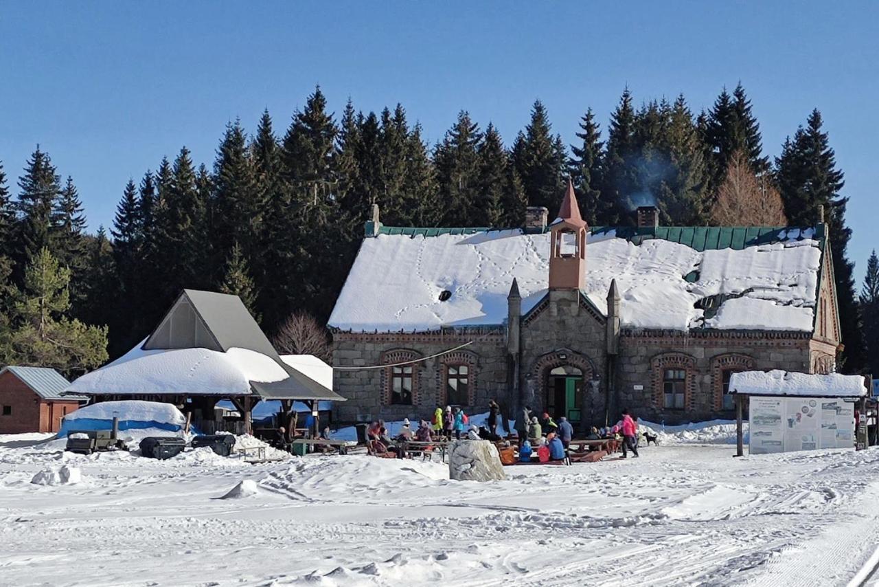 Enjoyharrachov - Atraktivni Klidny Klimatizovany 20 V Centru Harrachova S Parkovanim, Wifi-wlan, Sat, Herni Konzoli, Ipad, Netflix Zdarma, Moznosti Dobijeni Auta, Vyhledem Do Zahrady A Na Romanticky Kostelik Apartment Harrachov