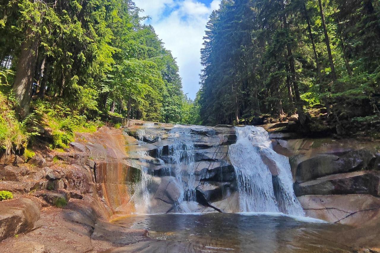 Enjoyharrachov - Atraktivni Klidny Klimatizovany 20 V Centru Harrachova S Parkovanim, Wifi-wlan, Sat, Herni Konzoli, Ipad, Netflix Zdarma, Moznosti Dobijeni Auta, Vyhledem Do Zahrady A Na Romanticky Kostelik Apartment *