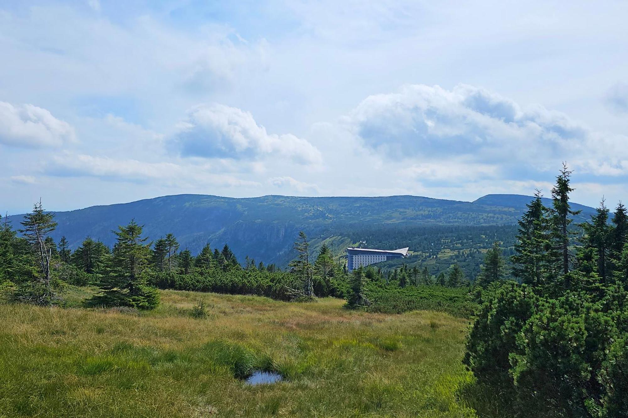 Apartment Enjoyharrachov - Atraktivni Klidny Klimatizovany 20 V Centru Harrachova S Parkovanim, Wifi-wlan, Sat, Herni Konzoli, Ipad, Netflix Zdarma, Moznosti Dobijeni Auta, Vyhledem Do Zahrady A Na Romanticky Kostelik *