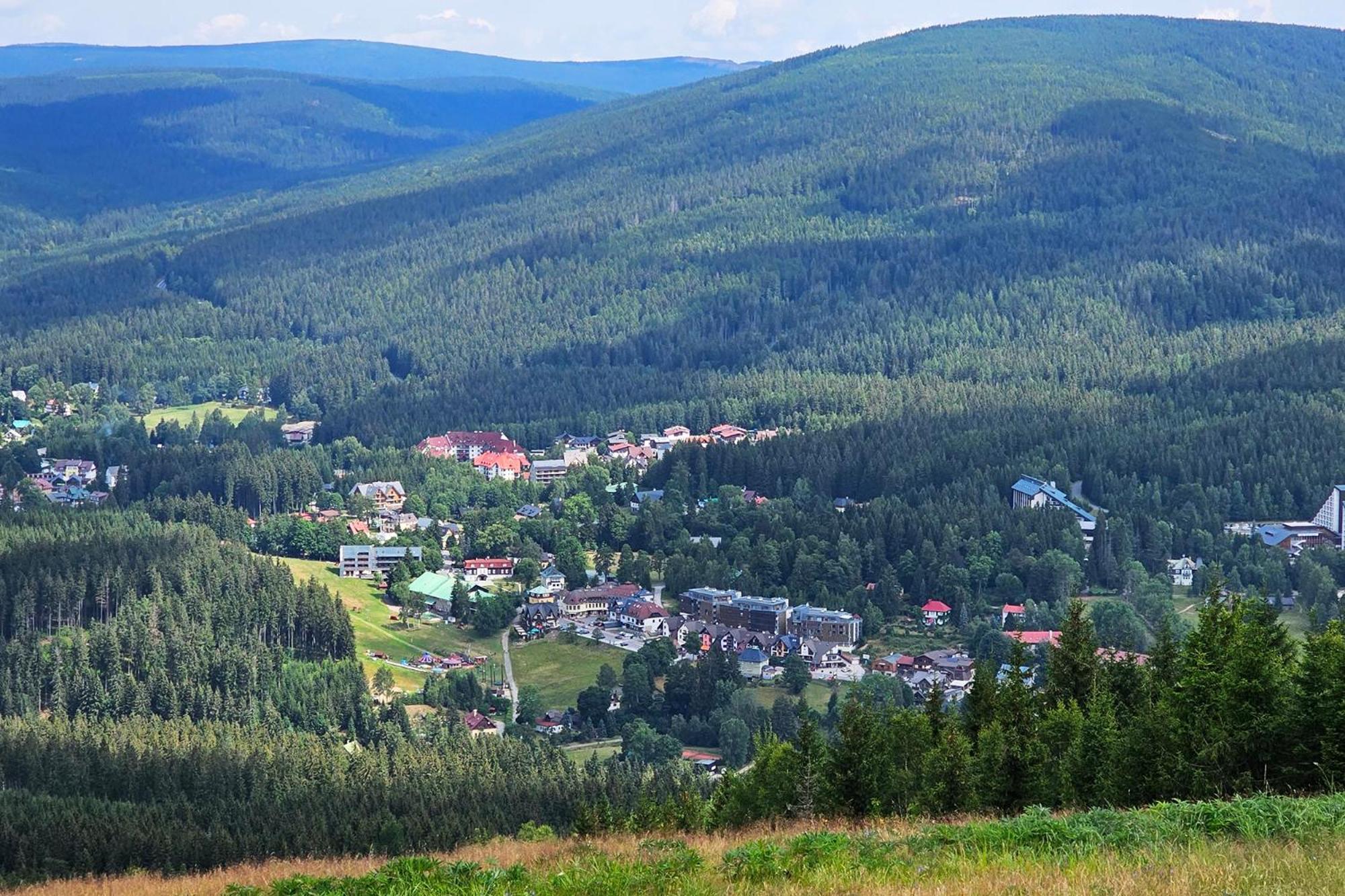 Enjoyharrachov - Atraktivni Klidny Klimatizovany 20 V Centru Harrachova S Parkovanim, Wifi-wlan, Sat, Herni Konzoli, Ipad, Netflix Zdarma, Moznosti Dobijeni Auta, Vyhledem Do Zahrady A Na Romanticky Kostelik