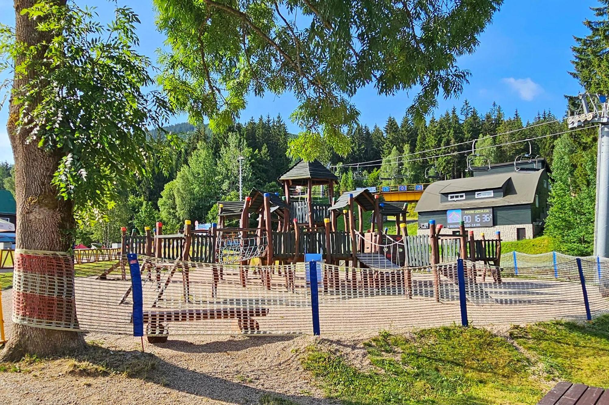 Enjoyharrachov - Atraktivni Klidny Klimatizovany 20 V Centru Harrachova S Parkovanim, Wifi-wlan, Sat, Herni Konzoli, Ipad, Netflix Zdarma, Moznosti Dobijeni Auta, Vyhledem Do Zahrady A Na Romanticky Kostelik Harrachov