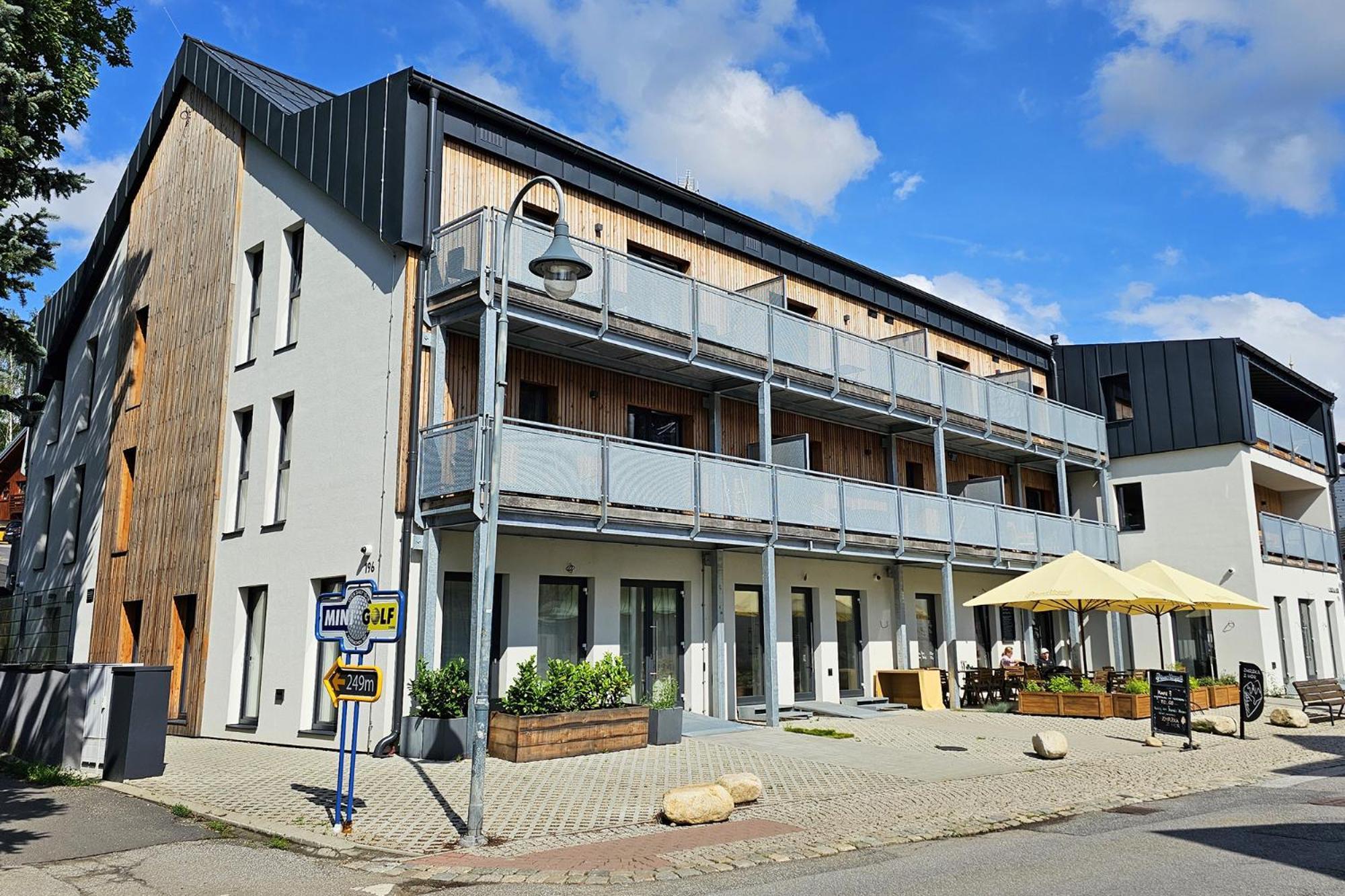 Enjoyharrachov - Atraktivni Klidny Klimatizovany 20 V Centru Harrachova S Parkovanim, Wifi-wlan, Sat, Herni Konzoli, Ipad, Netflix Zdarma, Moznosti Dobijeni Auta, Vyhledem Do Zahrady A Na Romanticky Kostelik Apartment