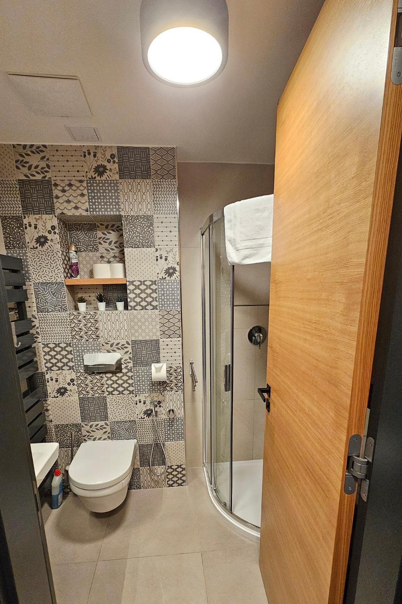 Enjoyharrachov - Atraktivni Klidny Klimatizovany 20 V Centru Harrachova S Parkovanim, Wifi-wlan, Sat, Herni Konzoli, Ipad, Netflix Zdarma, Moznosti Dobijeni Auta, Vyhledem Do Zahrady A Na Romanticky Kostelik Harrachov